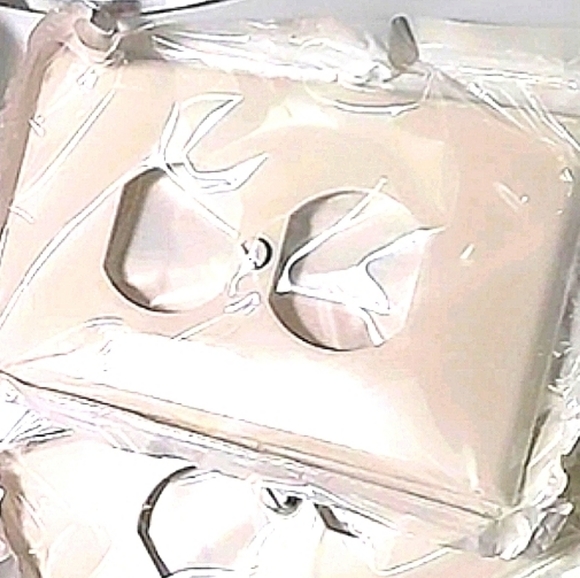 Wall Plate Plastic Flame Retardant Plastic Recepticle OutletCovers White 2Pk NEW - Picture 2 of 5